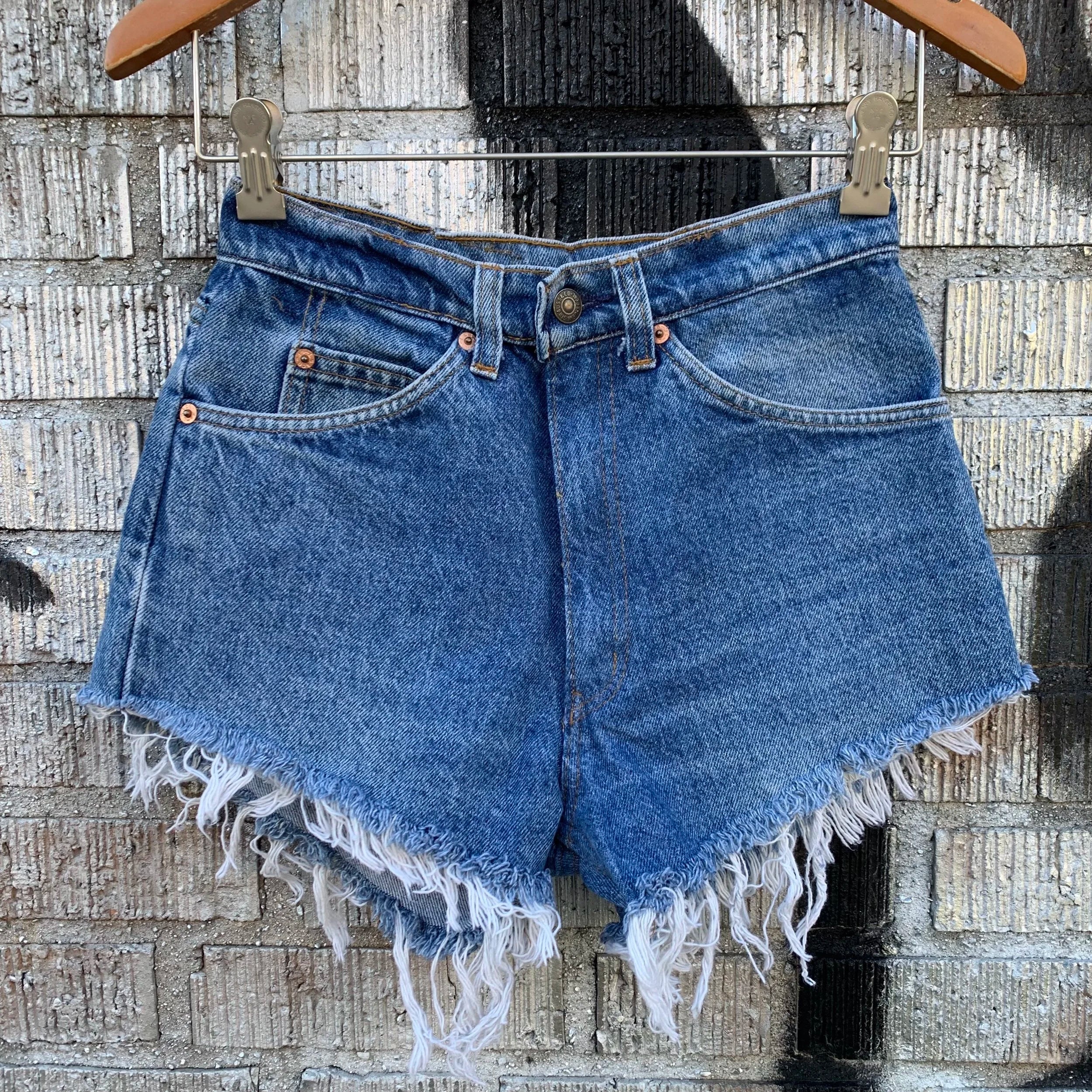 Levis 550 Cutoff Shorts– W: 25