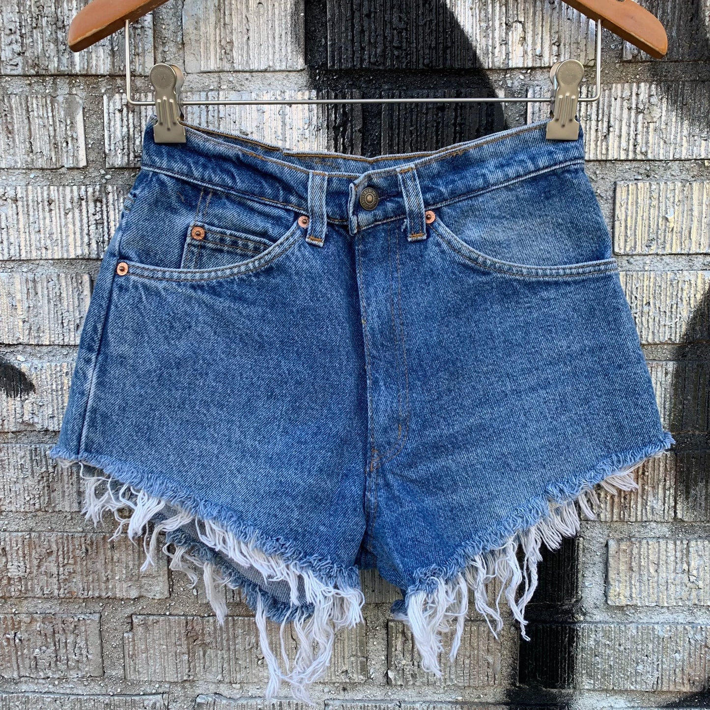 Levis 550 Cutoff Shorts– W: 25"