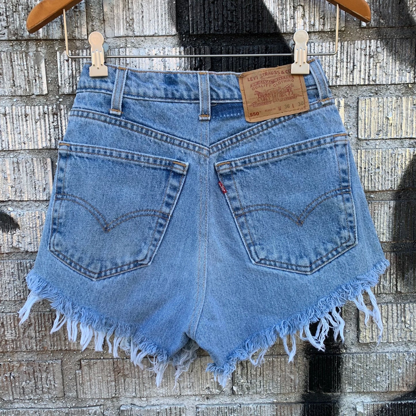 Levis 550 Cutoff Shorts – W: 24"