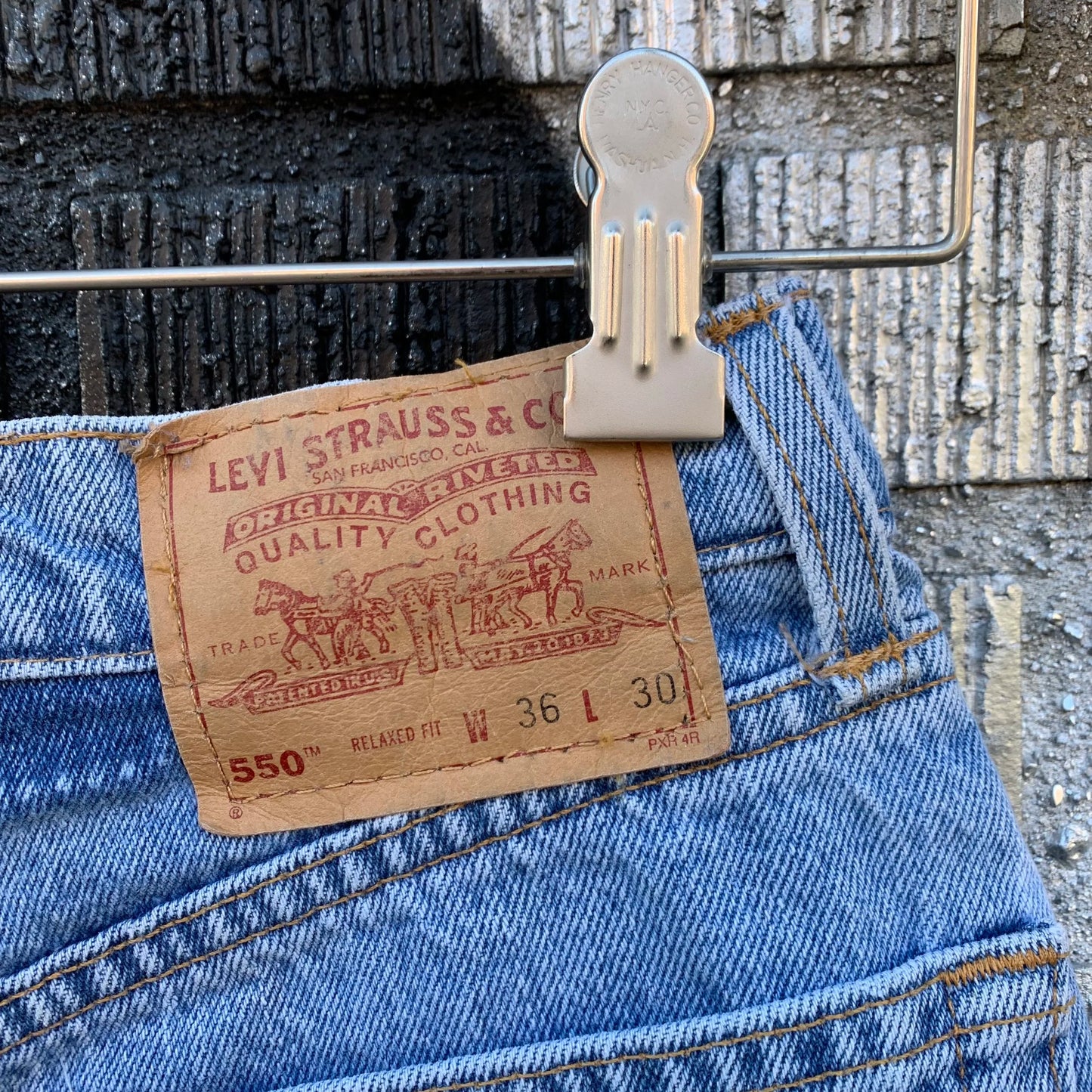Levis 550 Cutoff Shorts – W: 24"