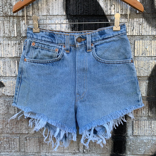 Levis 550 Cutoff Shorts– W: 22"